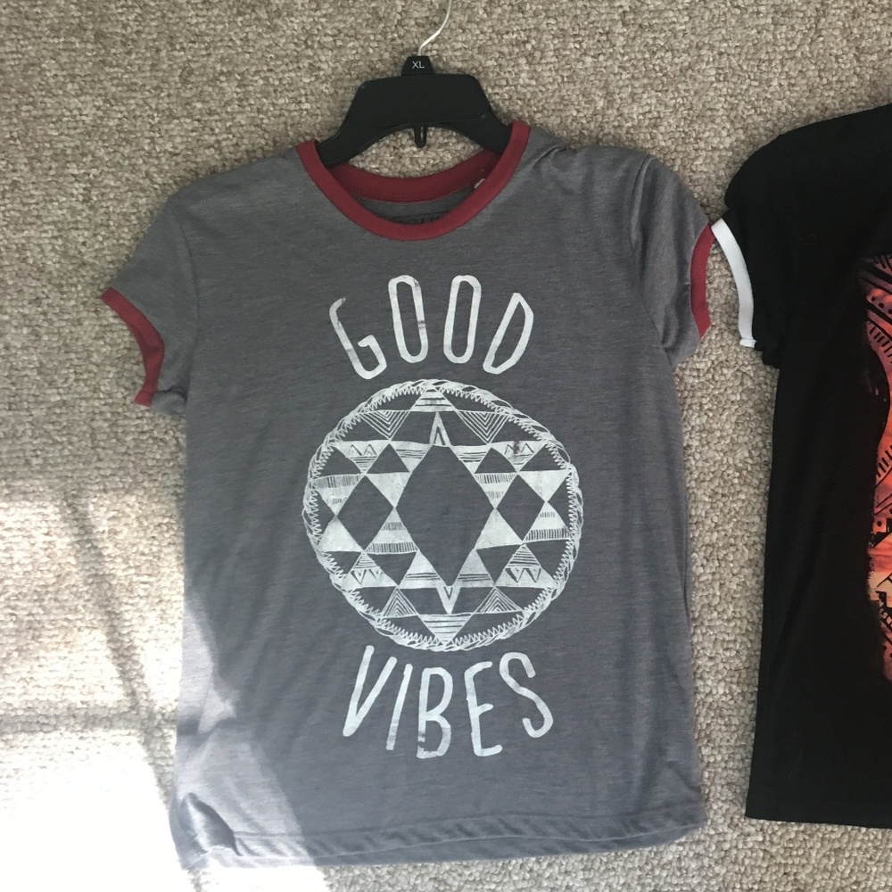 Graphic T-shirts - Picture 2 of 6